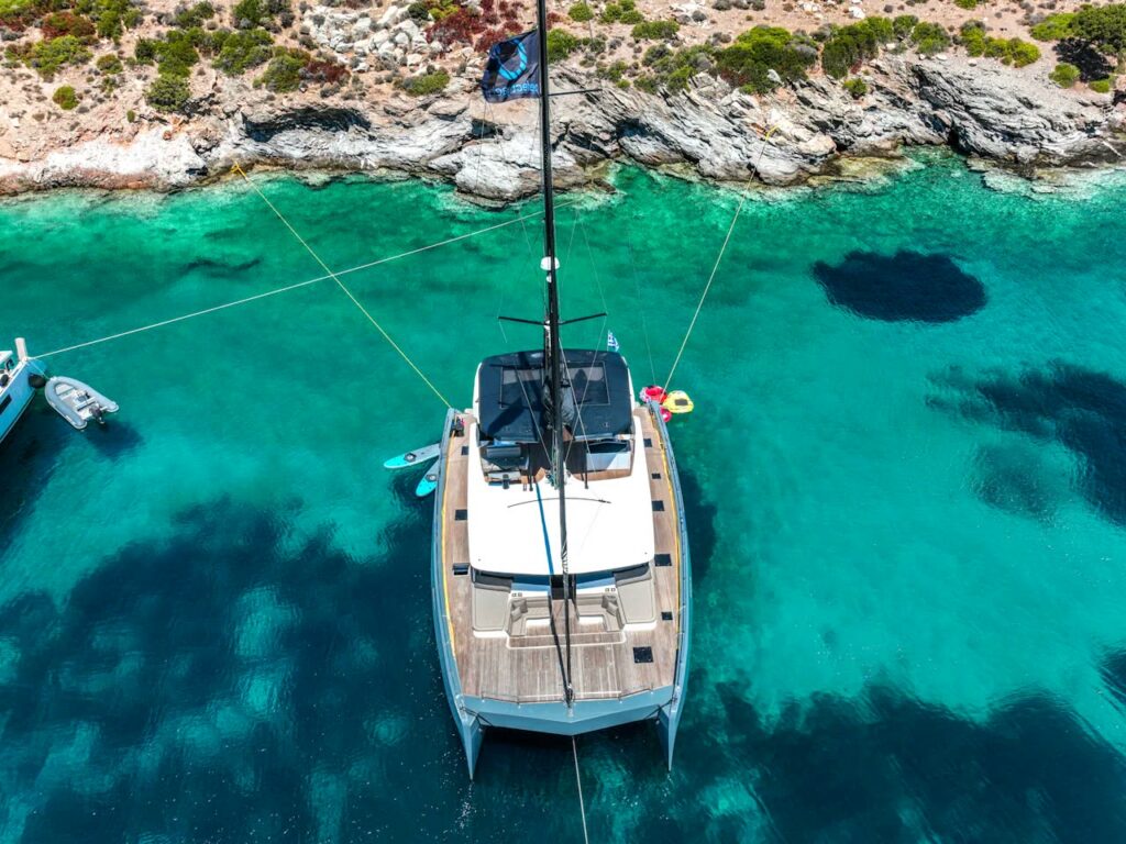 Moon 60 flybridge και κατάστρωμα
